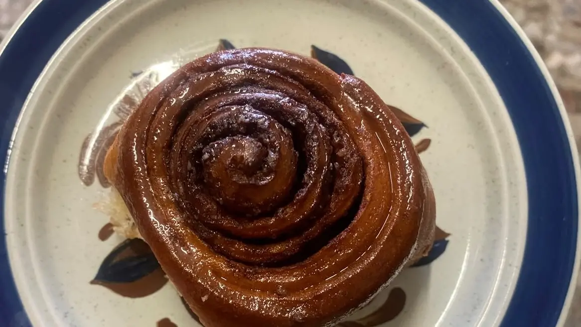 Il cinnamon roll di Checchi Brunch & Specialty Coffee