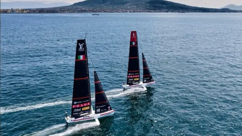 Le imbarcazioni di Luna Rossa in allenamento nel Golfo di Napoli - Foto Instagram © www.giornaledibrescia.it