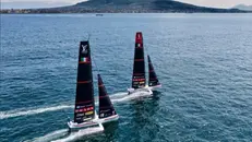 Le imbarcazioni di Luna Rossa in allenamento nel Golfo di Napoli - Foto Instagram © www.giornaledibrescia.it
