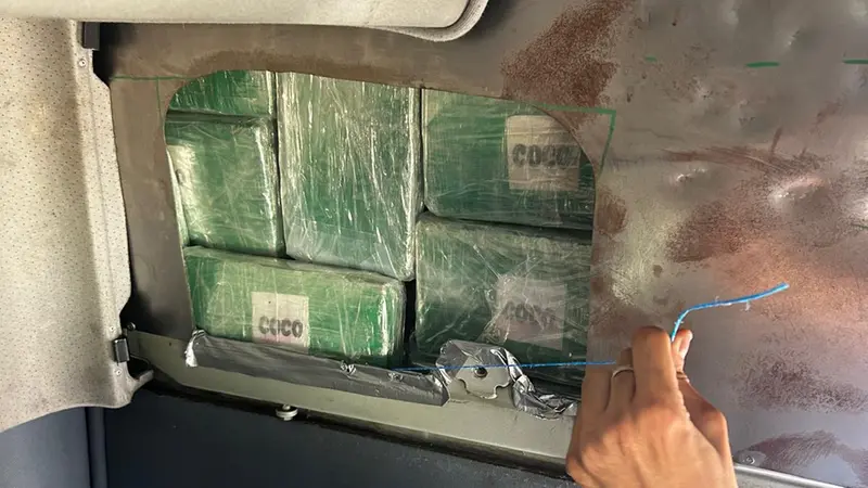 Il doppio fondo di un’auto intercettata dalla Finanza a Roma - © www.giornaledibrescia.it