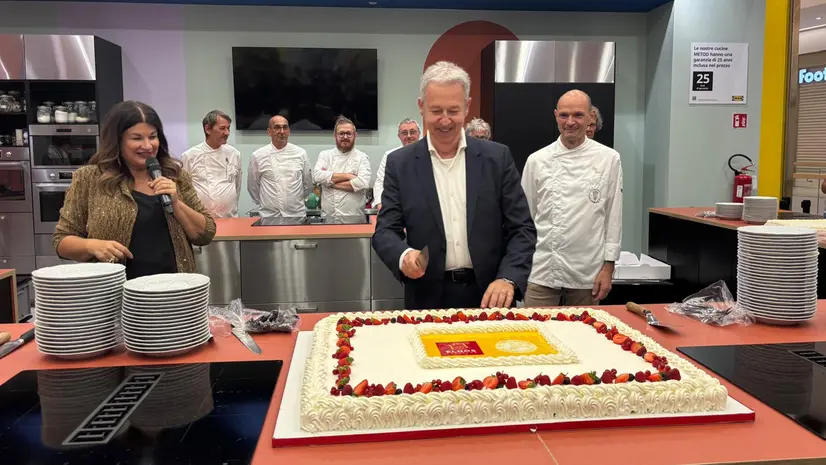 Il taglio della torta per i 10 anni di Elnòs - © www.giornaledibrescia.it