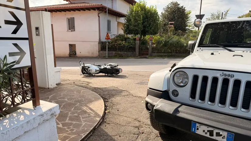 La moto rimasta a terra dopo lo scontro © www.giornaledibrescia.it