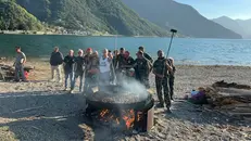 Le castagne sul fuoco in riva al lago