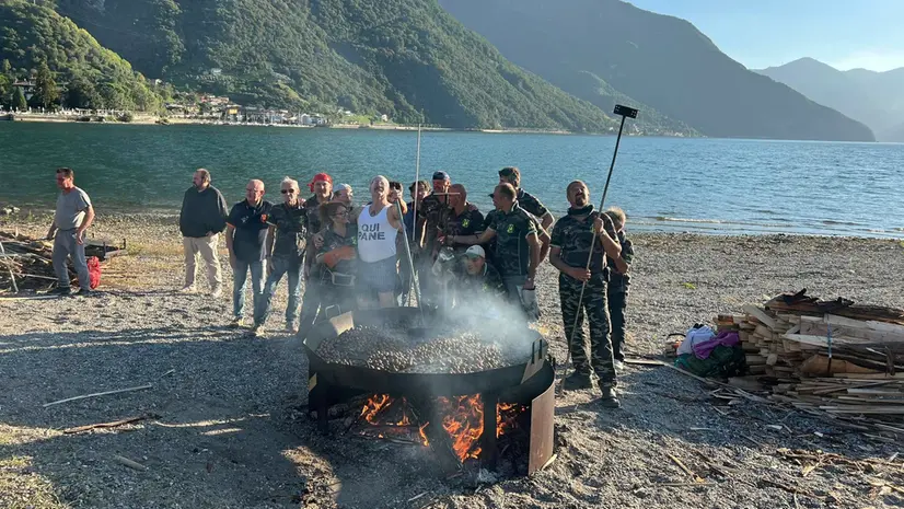 Le castagne sul fuoco in riva al lago