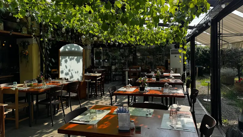 I tavoli all'aperto dell'Osteria Cominelli