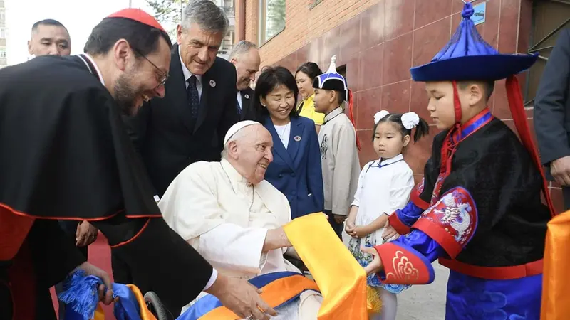 Papa Francesco tra i fedeli di Ulaanbaatar, capitale della Mongolia - Foto Vatican media