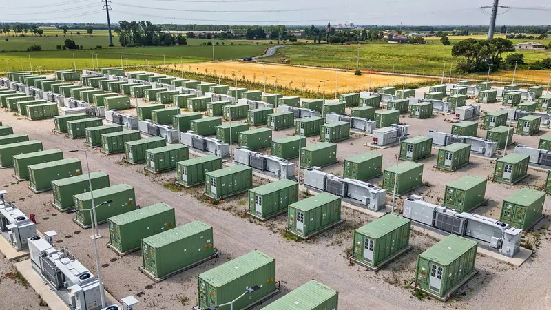 Un impianto Bess con i container - Foto Enel