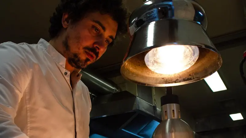 Lo chef è laureato alla Statale di Milano e ha due figli piccoli