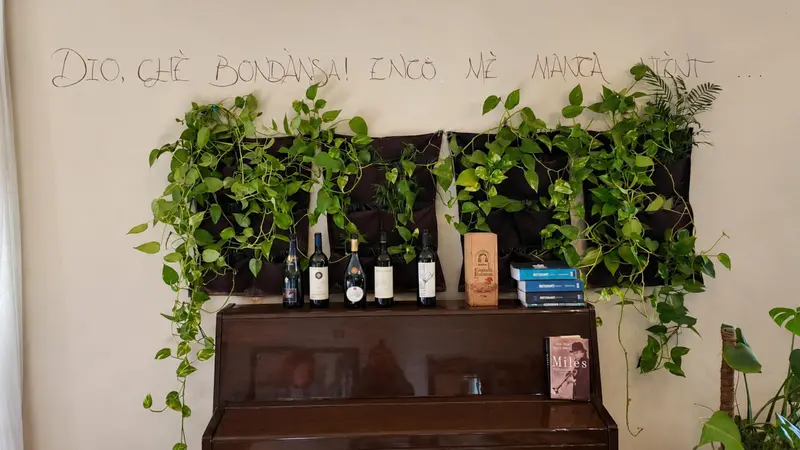 I versi del poeta iseano Fava fanno parlare le pareti del locale