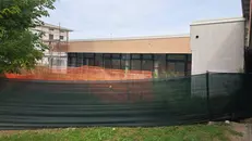 ll cantiere occupa una parte del giardino della scuola - © www.giornaledibrescia.it