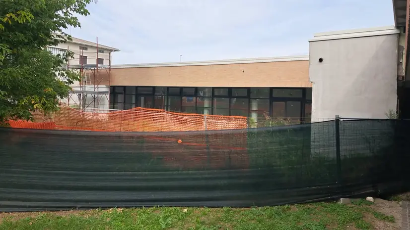 ll cantiere occupa una parte del giardino della scuola - © www.giornaledibrescia.it