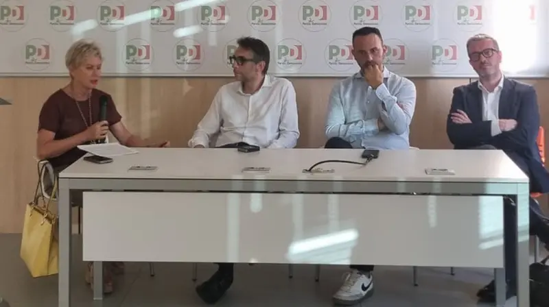 Maran (al centro e in camicia bianca) coi dem di Brescia