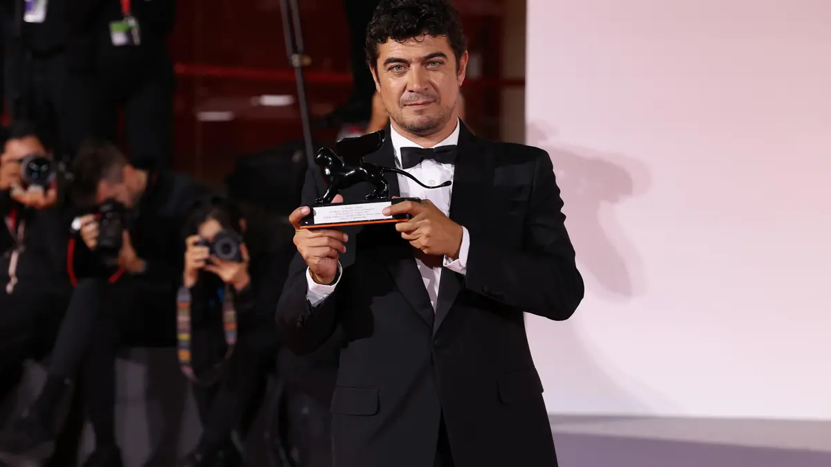 Riccardo Scamarcio sul red carpet di Venezia mostra il Premio Orizzonti