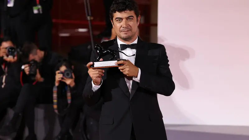 Riccardo Scamarcio sul red carpet di Venezia mostra il Premio Orizzonti