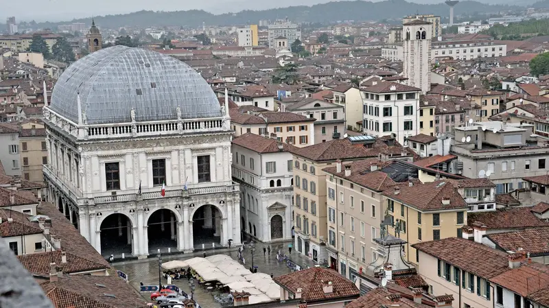 Una foto di Palazzo Loggia dall'alto - © www.giornaledibrescia.it