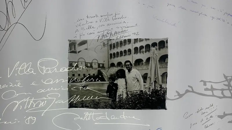 Il muro delle dediche e delle fotografie: campeggia quella di Vittorio Gassman