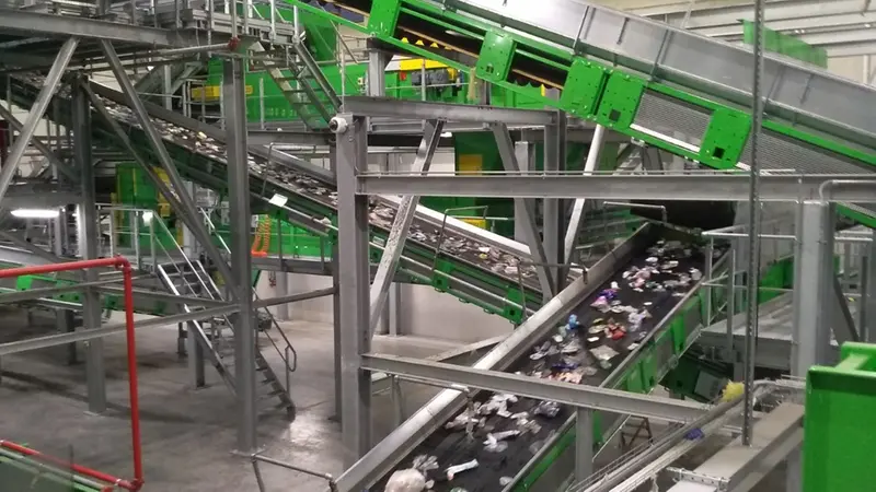 L'interno di un impianto di smaltimento della plastica (Muggiano) - Foto Ufficio stampa A2A