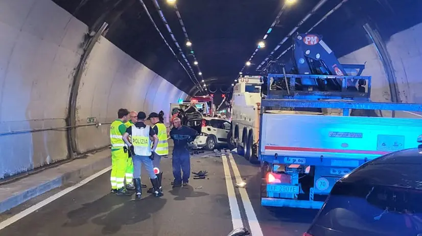 Lo scontro tra il mezzo pesante e la Panda in galleria