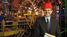 Guido Tonelli davanti all’acceleratore del Cern di Ginevra in una foto d’archivio