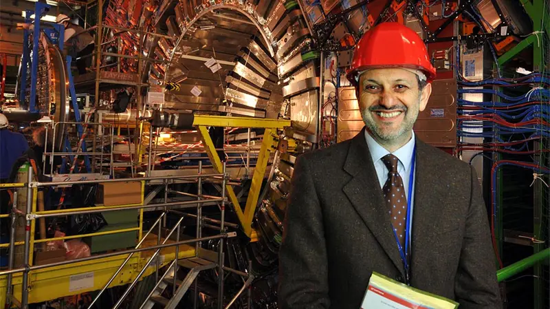 Guido Tonelli davanti all’acceleratore del Cern di Ginevra in una foto d’archivio
