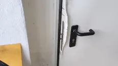 I segni dell'effrazione alla Casa delle associazioni