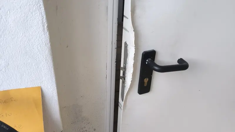 I segni dell'effrazione alla Casa delle associazioni