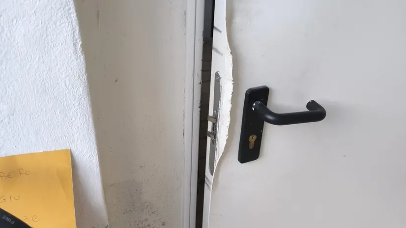 I segni dell'effrazione alla Casa delle associazioni