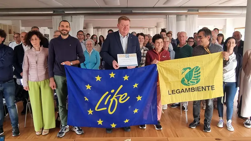 Silvano Brescianini con l'attestato di Legambiente