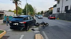 La moto a terra dopo il violento impatto contro l'auto