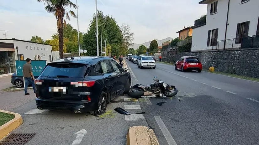 La moto a terra dopo il violento impatto contro l'auto