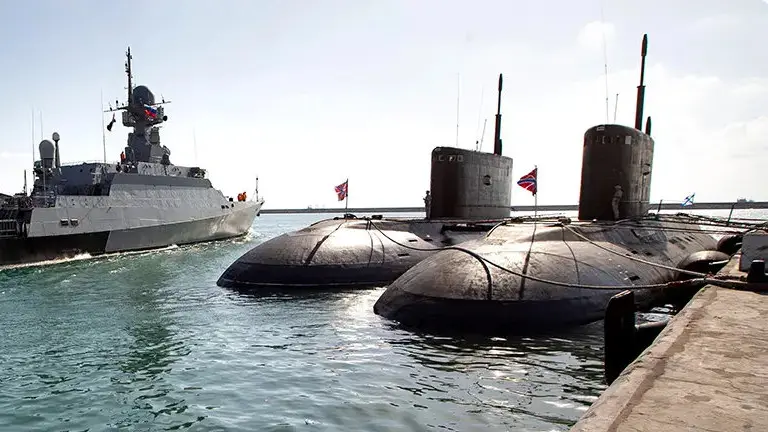 Un sottomarino russo nella base di Tartus, in Siria