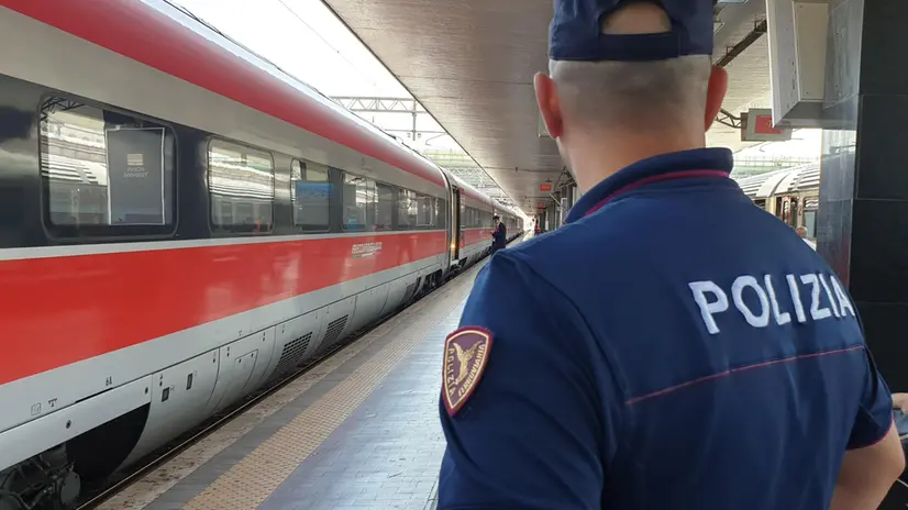 Un agente della Polfer in stazione a Brescia