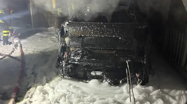 Una delle automobili che hanno preso fuoco a Pisogne