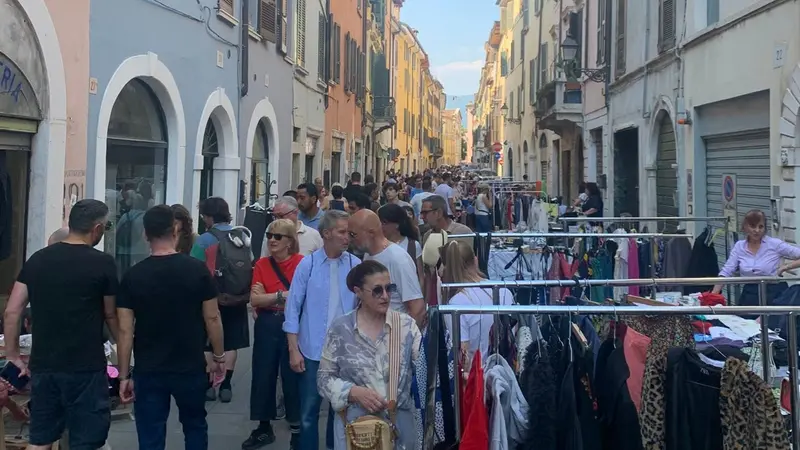 Il mercatino tra privati tra via Pace e i giardini di Carme - Foto Facebook CarminiAmo