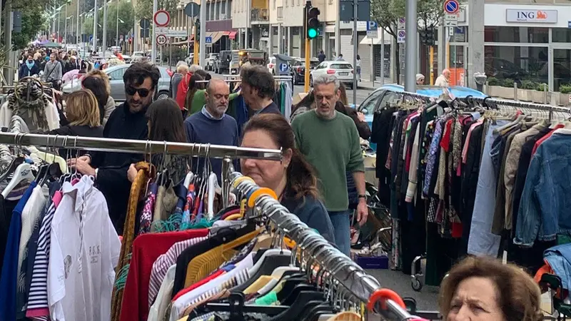Il mercatino in via Crocifissa di Rosa - Foto Facebook CarminiAmo