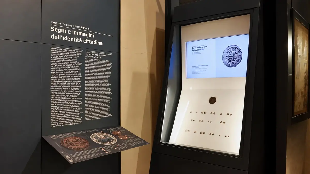 La rinnovata vetrina della sezione numismatica in Santa Giulia