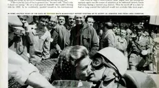 Il bacio di Linda Christian ad Alfonso de Portago apparso su Life