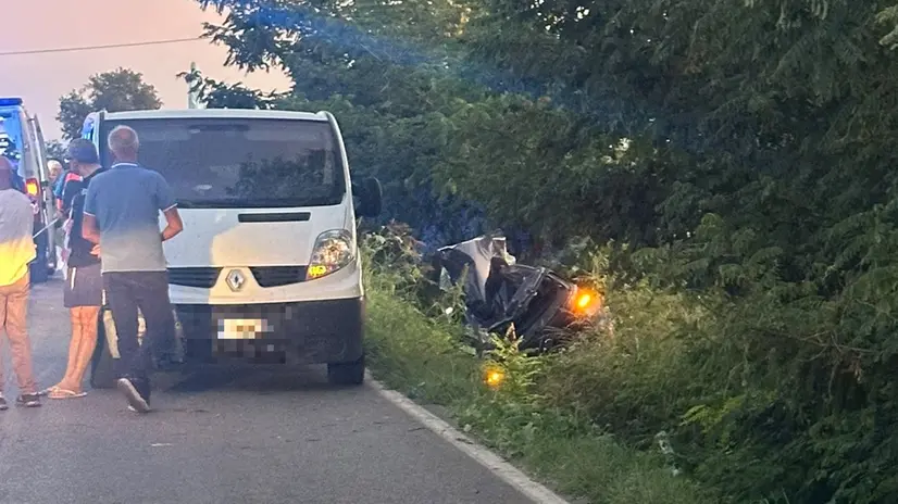 L'auto finita fuori strada