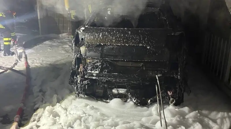 Una delle auto andate a fuoco a Pisogne - Foto Vigili del Fuoco © www.giornaledibrescia.it