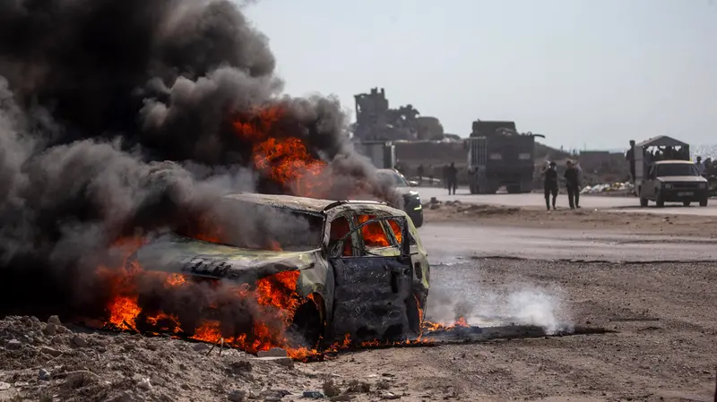 Un'auto in fiamme a Gaza City - © www.giornaledibrescia.it