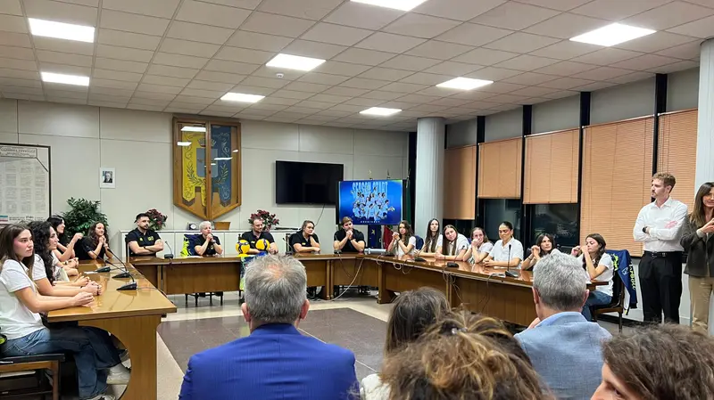 Un momento della presentazione del Torbole Casaglia in Municipio - © www.giornaledibrescia.it