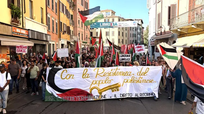 Il corteo pro-Pal in centro a Brescia