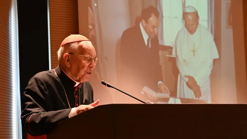 Il cardinale Giovanni Battista Re, alle sue spalle il notaio Giuseppe Camadini con papa Wojtyla - Foto Gabriele Strada/Neg © www.giornaledibrescia.it