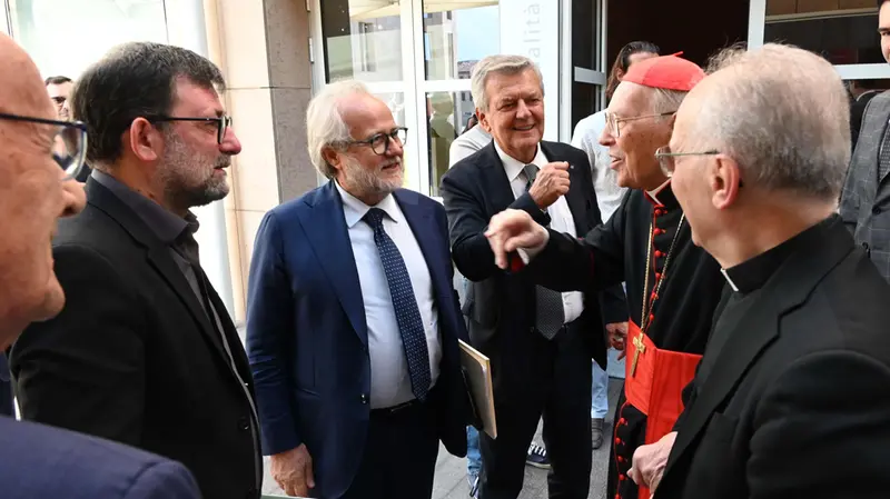 Da sinistra, don Giuliano Zanchi, Michele Bonetti, Carlo Peroni, il cardinale Giovanni Battista Re, mons. Vincenzo Zani
