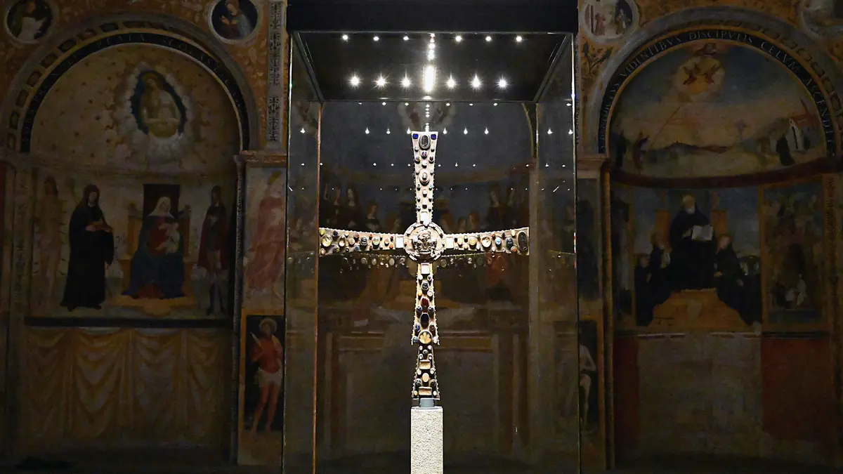 La Croce di Re Desiderio, esposta nel Museo della Città, in Santa Giulia