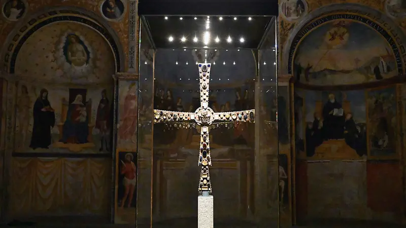 La Croce di Re Desiderio, esposta nel Museo della Città, in Santa Giulia