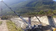 L'installazione del ponte Bailey a Rino di Sonico - © www.giornaledibrescia.it