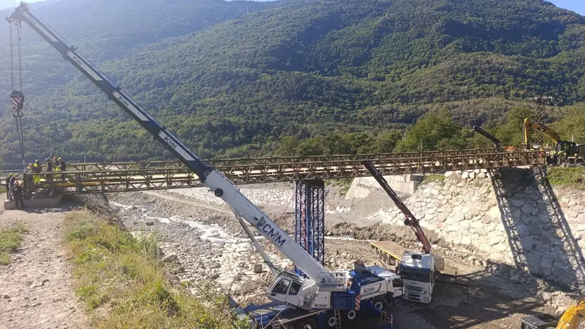L'installazione del ponte Bailey a Rino di Sonico - © www.giornaledibrescia.it