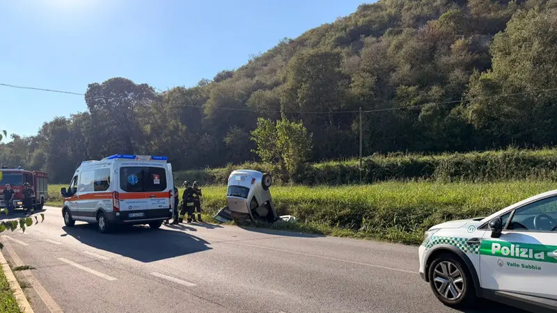 L'auto ribaltata a Gavardo