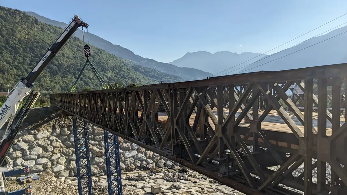 Il ponte Bailey posato sopra l'alveo del torrente Rabbia